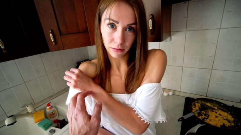 Mia Bandini – Seducing my step sister while she’s cook Anal Creampie 4k mp4 [2160p/2019]