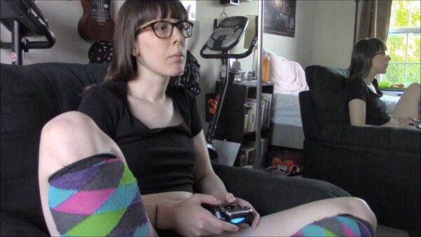 Nerdy Gamer Sister Gets Bothered To Fuck – ElwynCiel 1080p FullHD