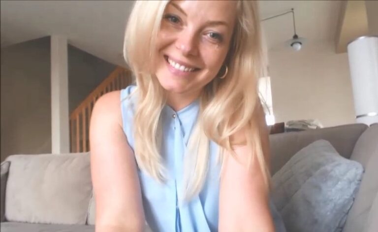 Missbehavin26 – Watch TV with ur Mom while Dads in bed HD (720p/manyvids.com/2017)