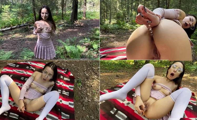 Stepsister fucks herself in the ass and pussy in the forest, while no one sees – bloom lambi FullHD 1080p