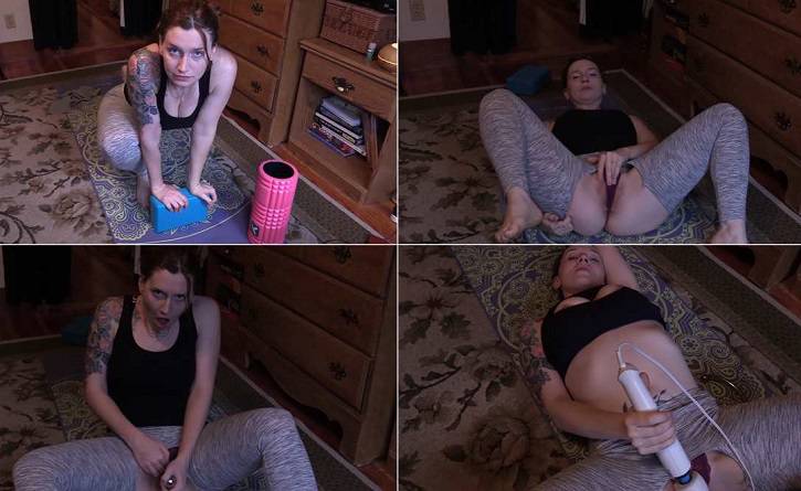 Manyvids Bettie Bondage – Yoga MILF Masturbates And Squirts For You FullHD 1080p